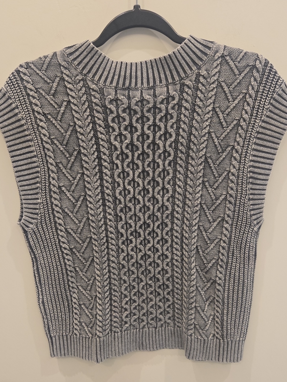 NWT Charlie B Cable-Knit V-Neck Sweater Vest in Gray. Size Small. - Picture 3 of 4